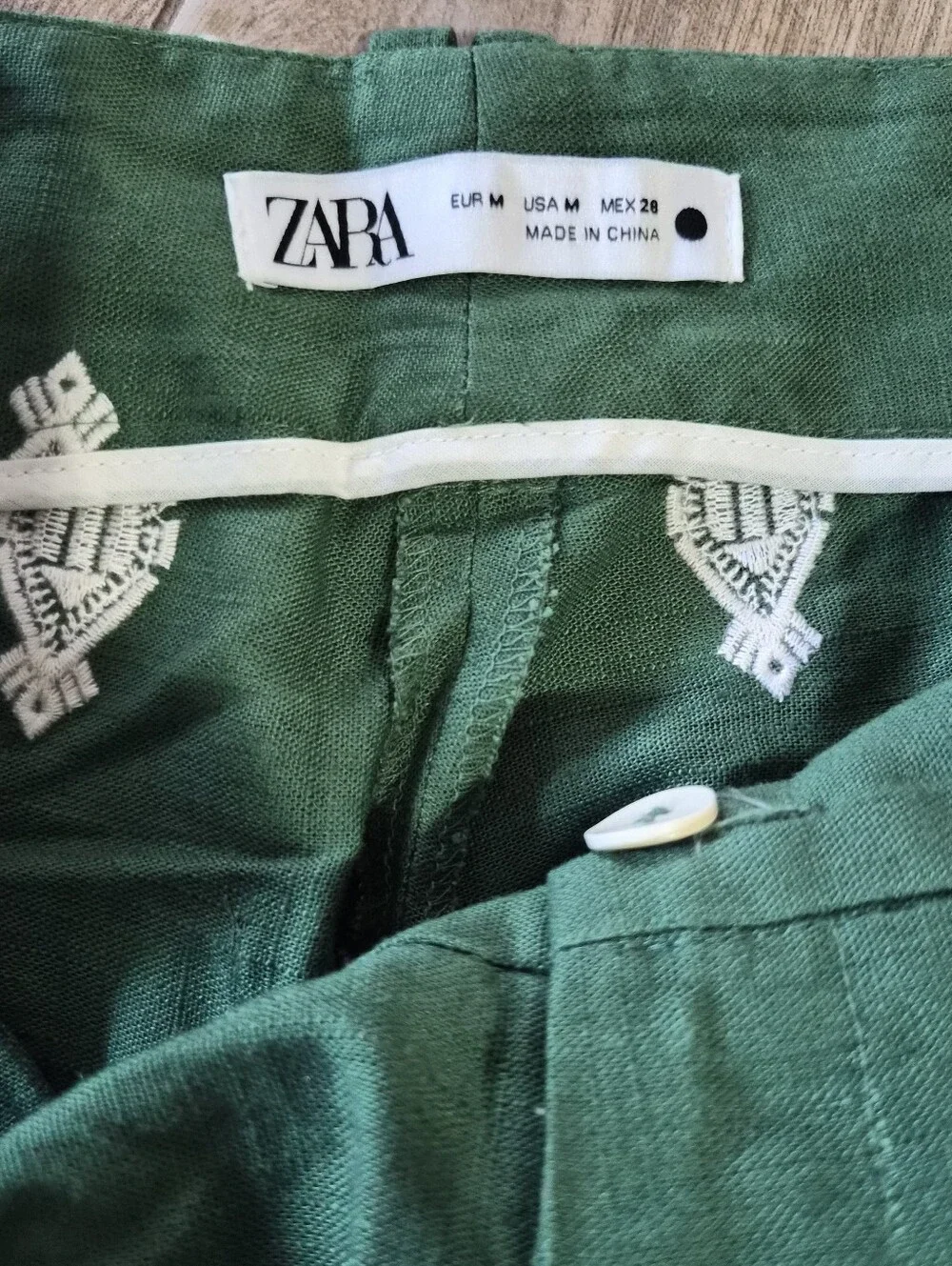 Zara Linen Blend Green With White Embroidered Cropped Pants Size Medium